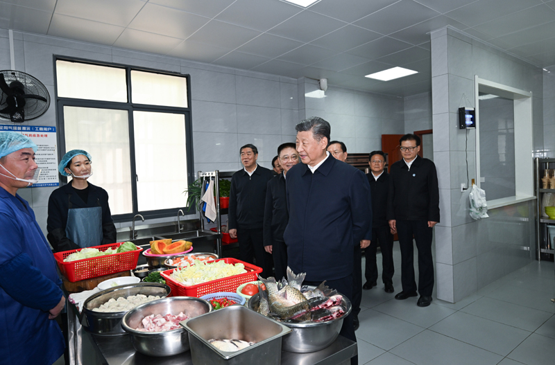 11月4日至6日，中共中央總書記、國家主席、中央軍委主席習(xí)近平在湖北考察。這是5日上午，習(xí)近平在咸寧市嘉魚縣潘家灣鎮(zhèn)四邑村養(yǎng)老服務(wù)驛站食堂考察。