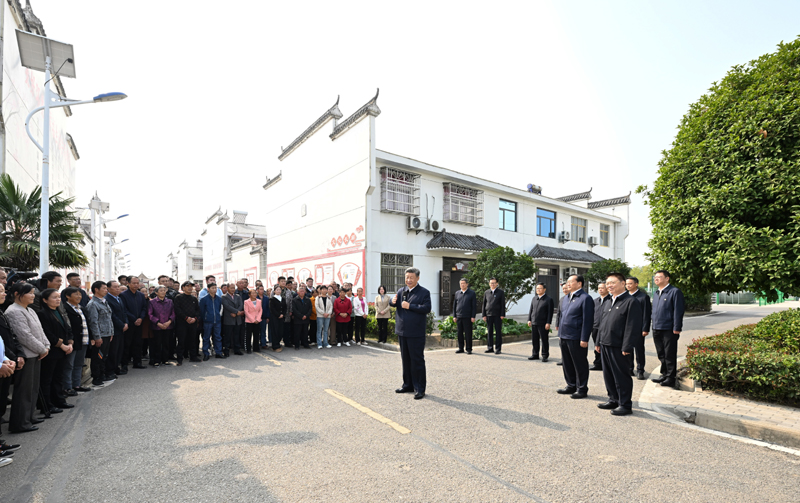 11月4日至6日，中共中央總書記、國家主席、中央軍委主席習(xí)近平在湖北考察。這是5日上午，習(xí)近平在咸寧市嘉魚縣潘家灣鎮(zhèn)四邑村考察時(shí)，同村民們親切交流。